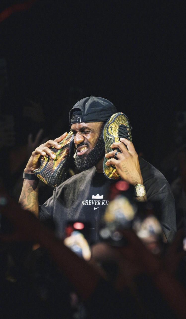 詹姆斯：在上海看到孩子们穿我的球鞋打球 我从小就梦想有签名鞋